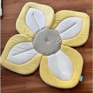 Baby bath flower, versatile and easy to use wherever you need to bath your baby.